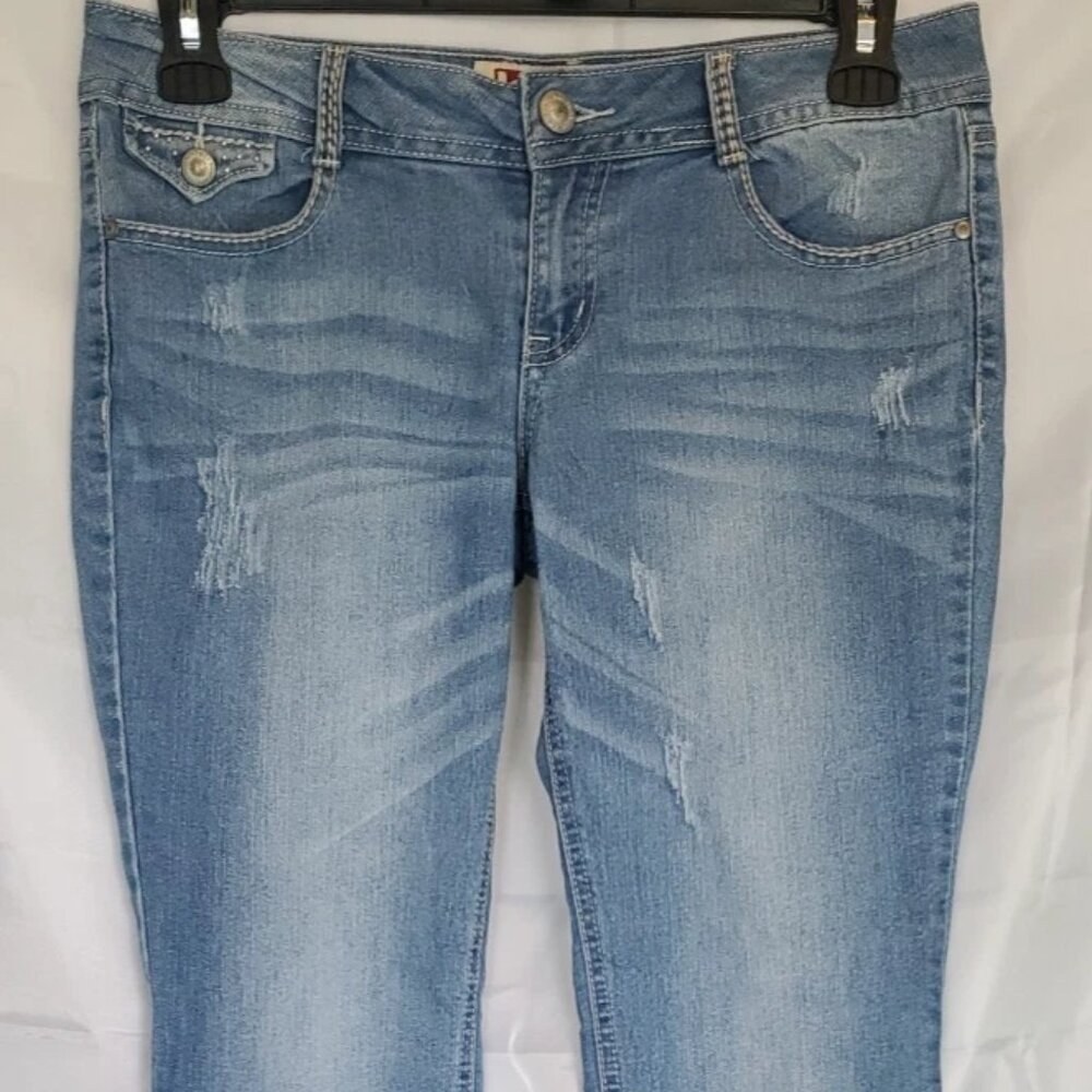 L.E.I. Ashley Low Rise Distressed Capri light-to-medium wash Jeans Size Junior 9